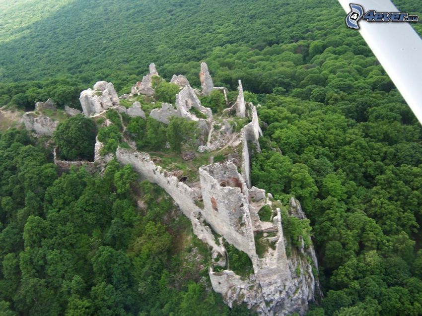 Castillo Gýmeš, ruinas, bosque, vista aérea