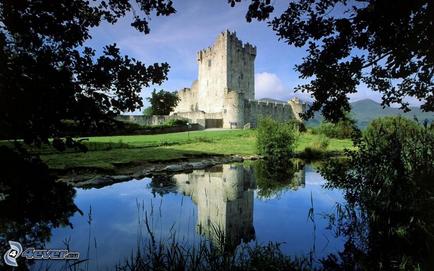 castillo Ros, Killarney National Park, nivel de aguas tranquilas, reflejo