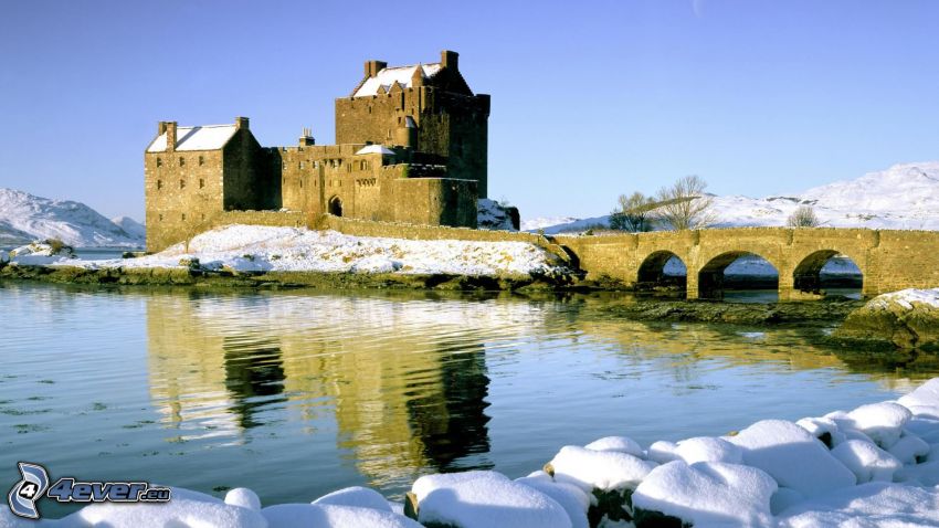 Eilean Donan, Escocia, castillo, puente de piedra, lago