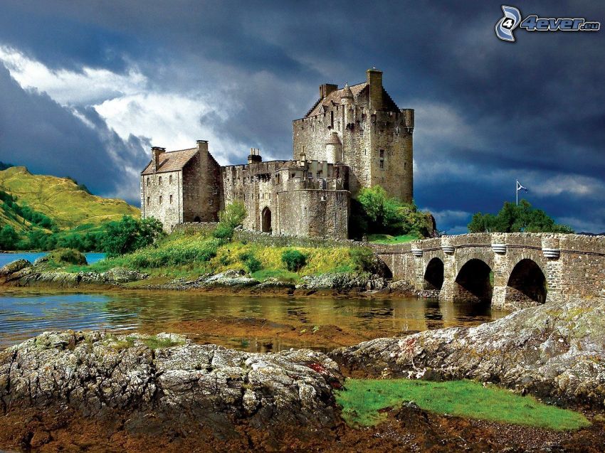 Eilean Donan, puente de piedra, río, nubes oscuras
