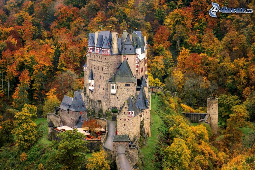 Eltz Castle, bosque de otoño