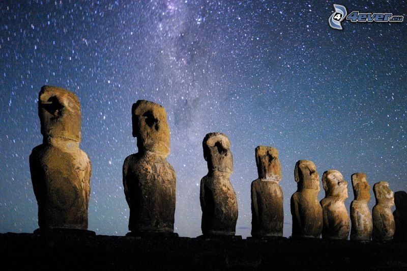 la escultura de Moai, islas de pascua, cielo estrellado