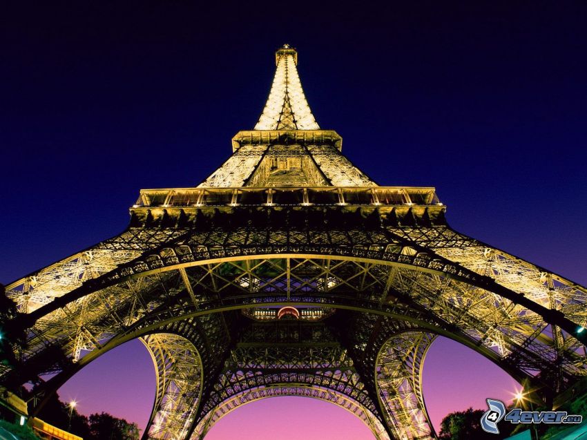 La torre Eiffel de noche, París