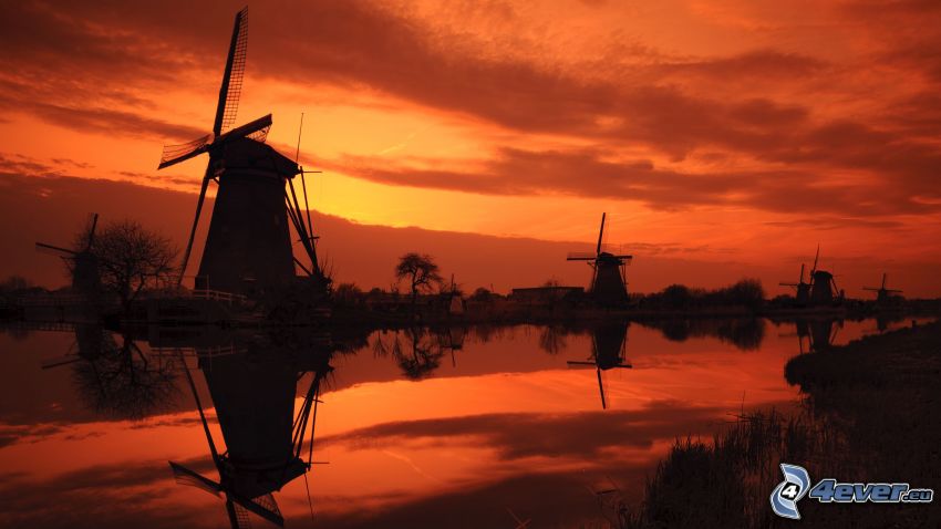 puesta de sol en los molinos de viento, canal fluvial, Países Bajos