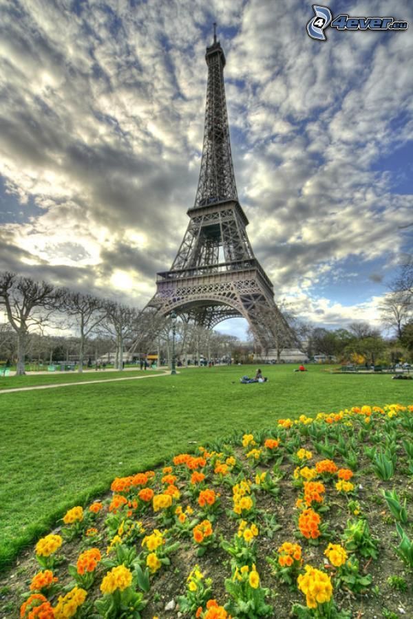 Torre Eiffel, nubes, parque, flores