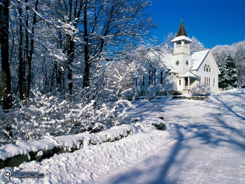iglesia, camino cubierto de nieve