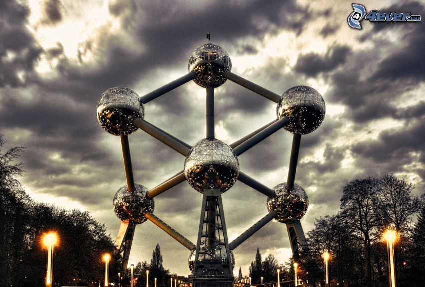 Atomium, Bruselas, nubes oscuras, alumbrado público