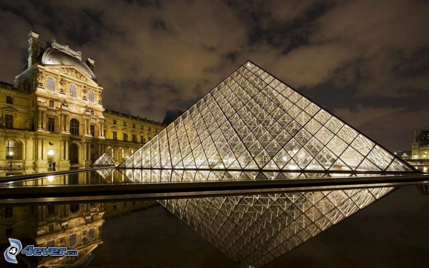 Louvre, París, pirámide