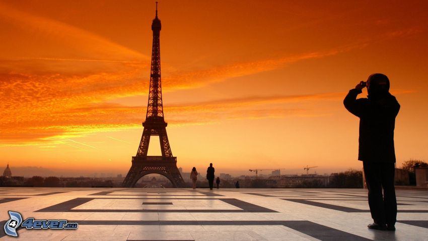 Torre Eiffel, París, puesta de sol anaranjada, pavimento, hombre