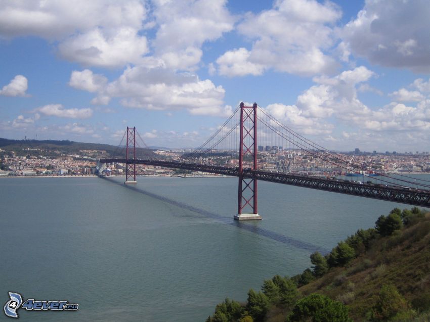 25 de Abril Bridge, Lisboa, nubes