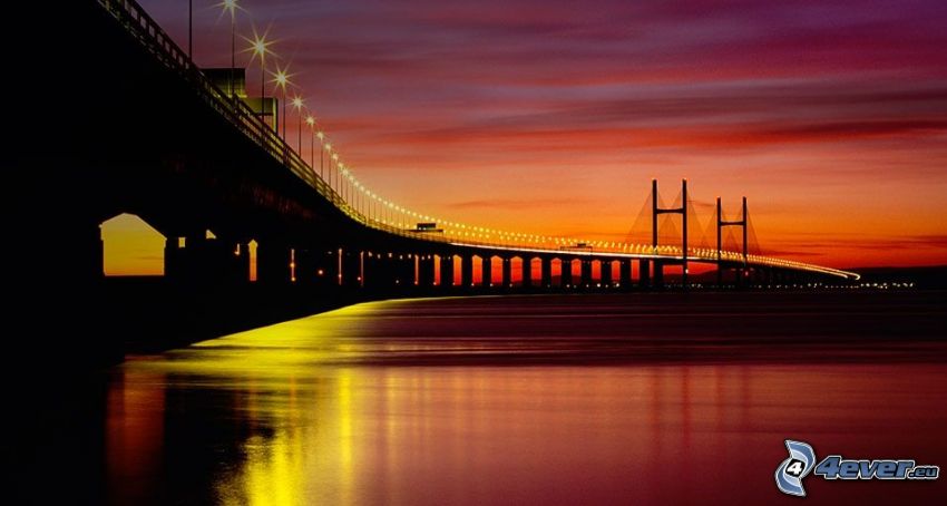 Severn Bridge, después de la puesta del sol, cielo púrpura, puente iluminado