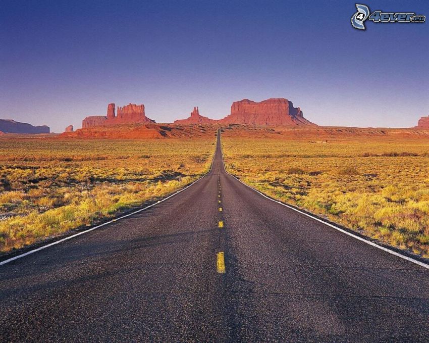 Route 66 US, carretera a través del valle Monument Valley, Colorado, USA