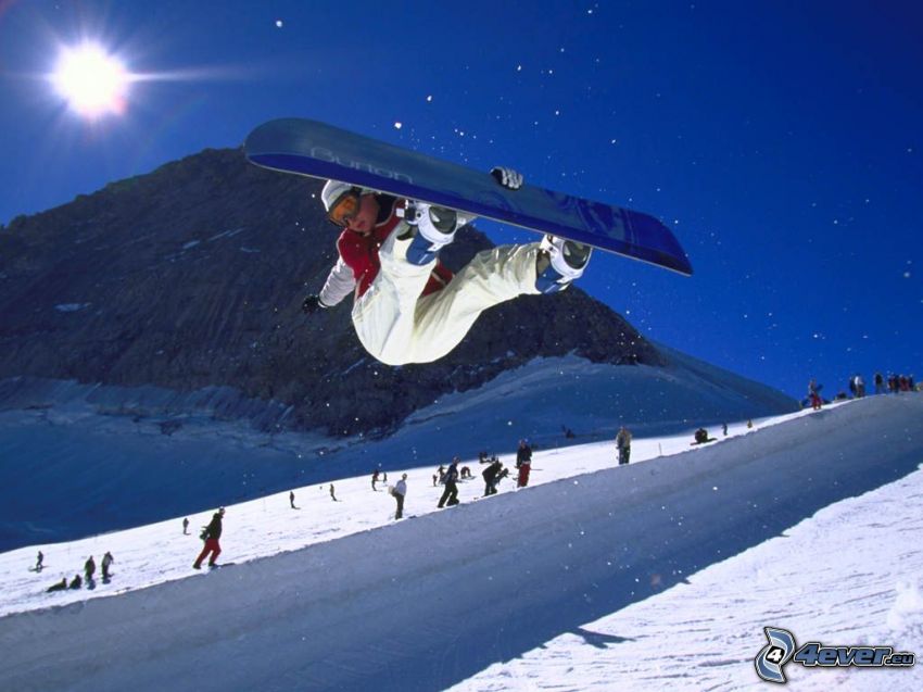 salto en tabla de snowboard, declive, sol