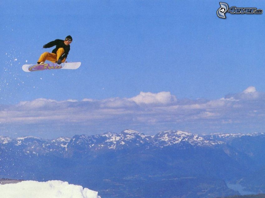 salto en tabla de snowboard, montañas, nieve