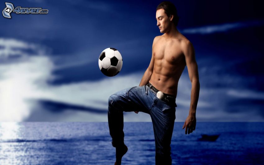 hombre, balón de fútbol, mar