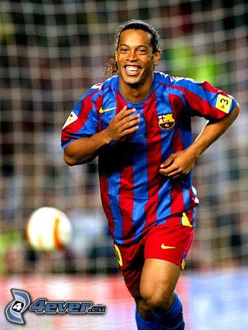 Ronaldinho, jugador de fútbol con balón