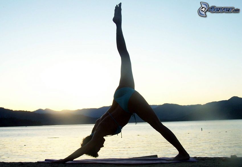 yoga, mujer en bikini, lago, después de la puesta del sol