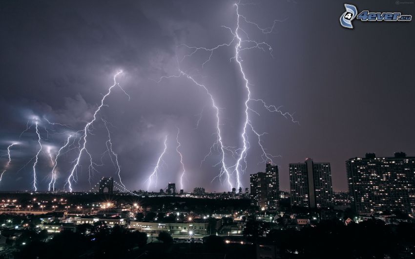 ciudad de noche, relámpago