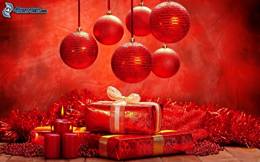 bolas de navidad, regalos, velas