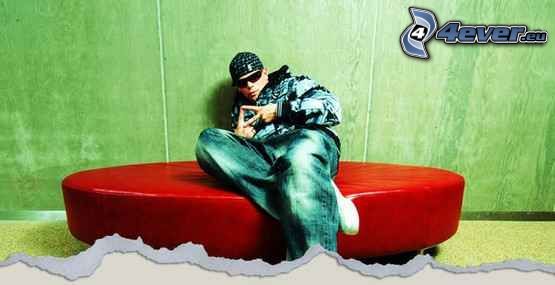 Miky Mora, hip hop, sofá