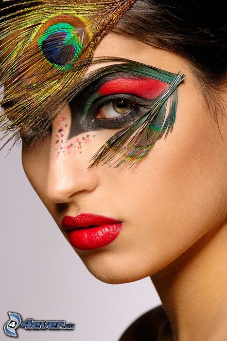 mujer con maquillaje, pluma de pavo real