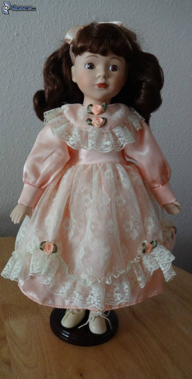 muñeca de porcelana, vestido de color rosa