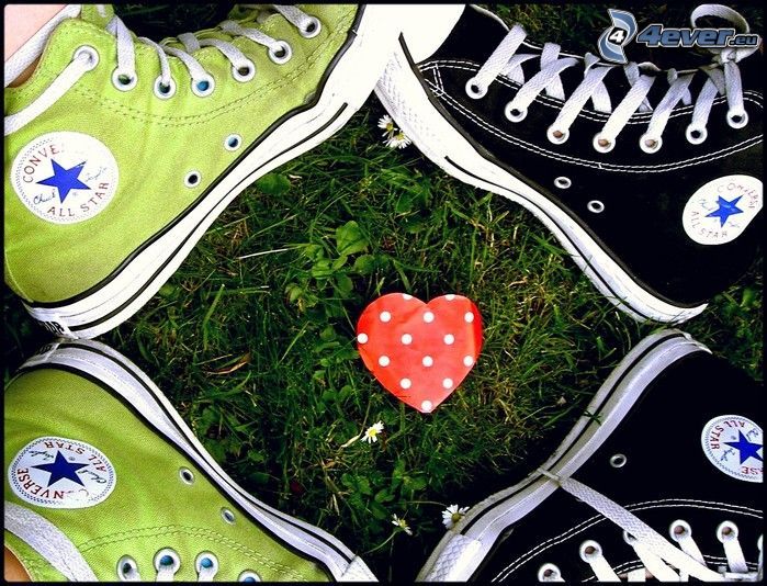 Converse, corazón, hierba