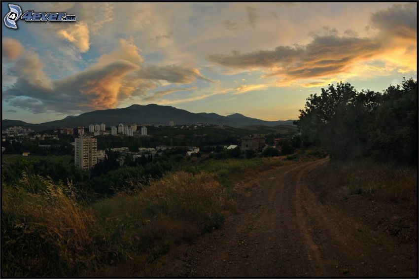 camino de campo, vistas a la ciudad, después de la puesta del sol