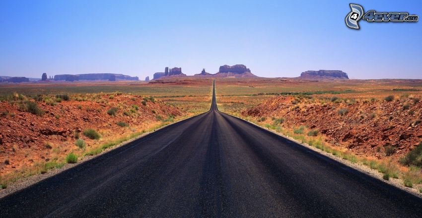 carretera a través del valle Monument Valley, camino recto