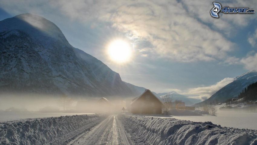 carretera de invierno, montañas nevadas, sol, barraca