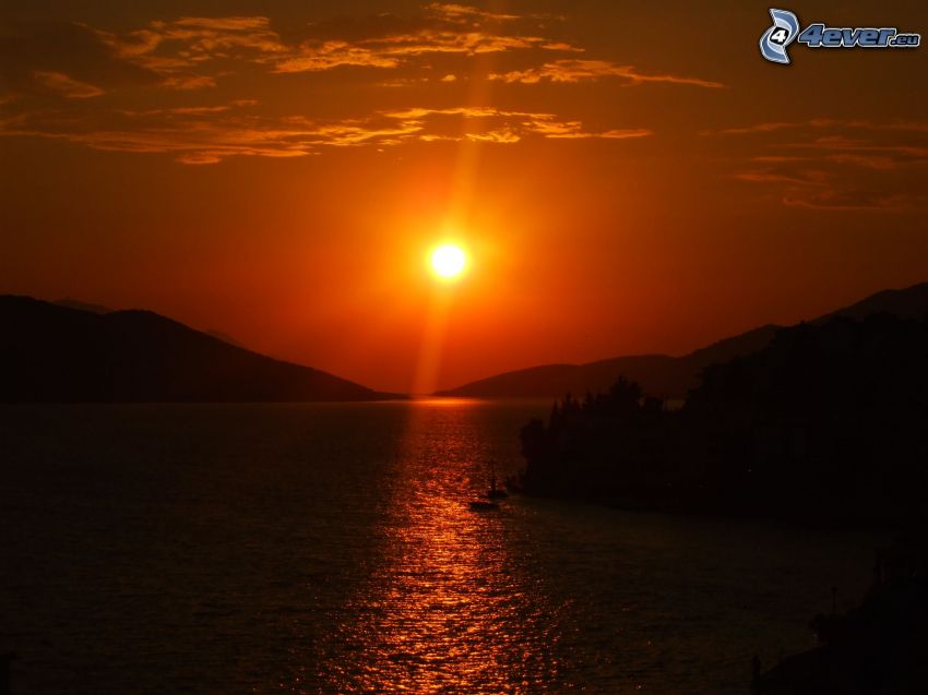 puesta de sol anaranjada, lago grande