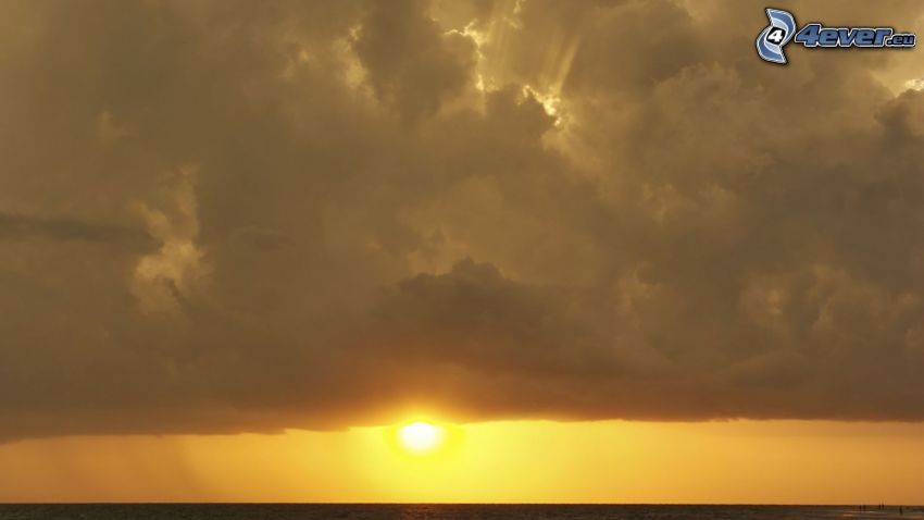 puesta de sol sobre el mar, nubes