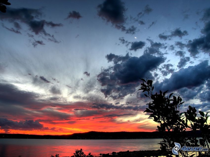 puesta de sol sobre un lago, alba de noche