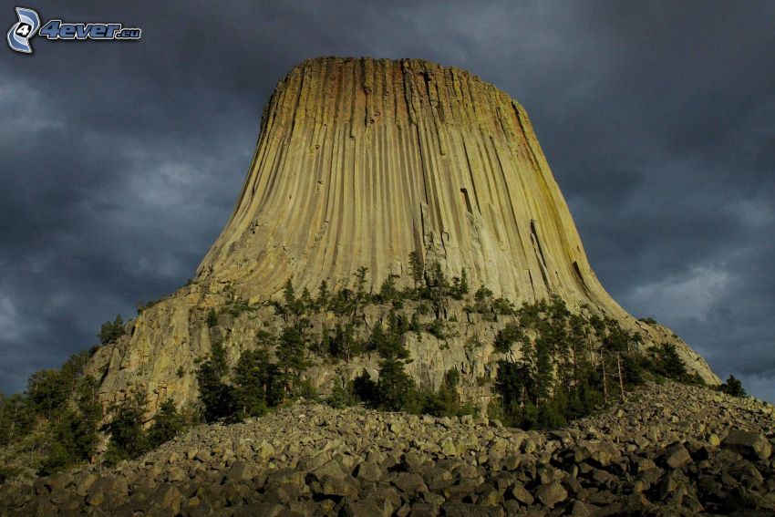 Devils Tower, cielo oscuro