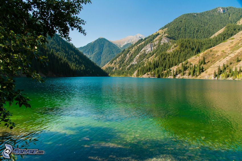 Kolsai Lakes, lago de montaña, sierra