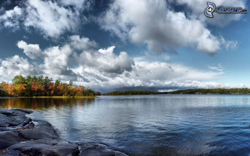 lago, nubes, bosque de otoño