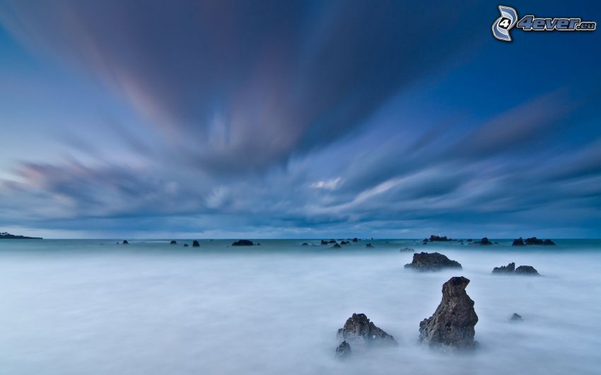 Alta Mar, rocas en el mar, nubes