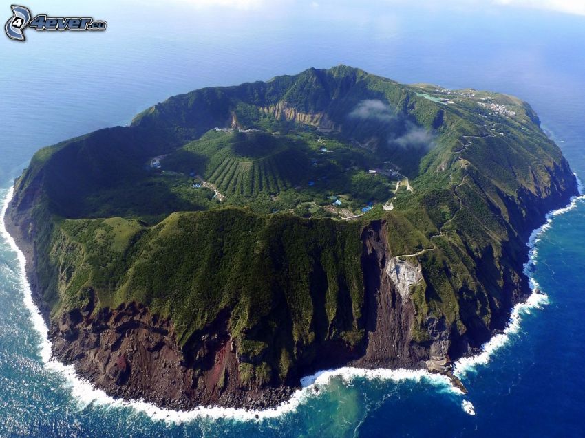 Aogashima, isla volcánica, vista aérea