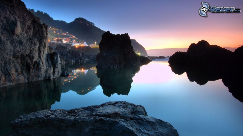 bahía, rocas en el mar, después de la puesta del sol