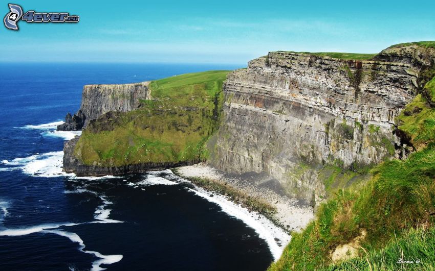 costa rocosa de Irlanda, acantilados costeros, mar