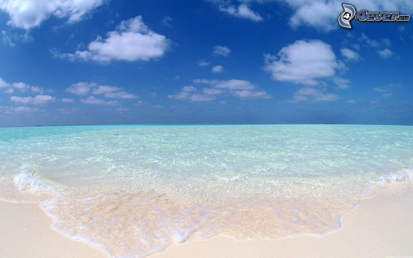 mar azul celeste en verano, playa de arena