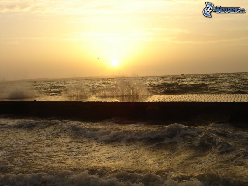 olas en la costa, puesta de sol en el mar