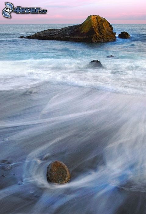 olas en la costa, roca en el mar