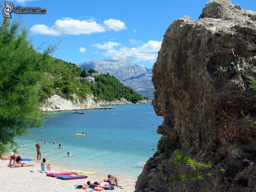 Omiš, Croacia, rocas, playa