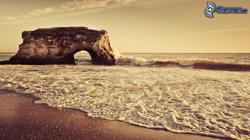 puerta rocosa en el mar, playa