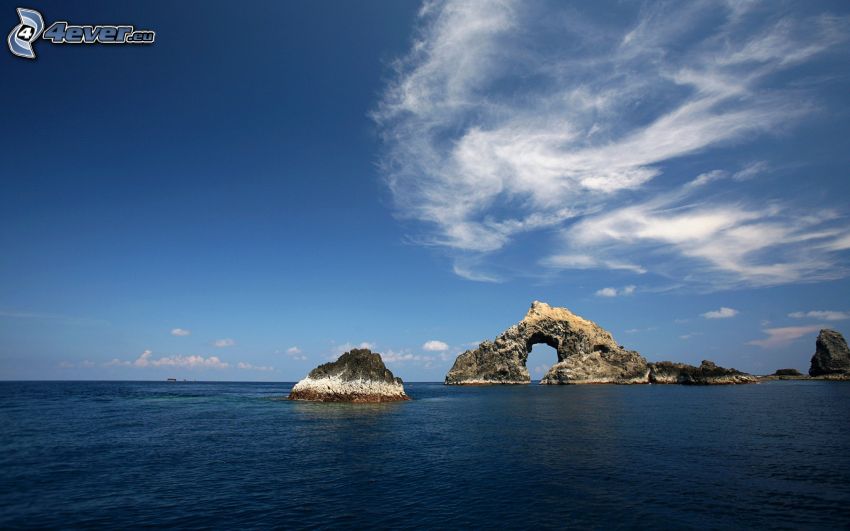 puerta rocosa en el mar, roca en el mar