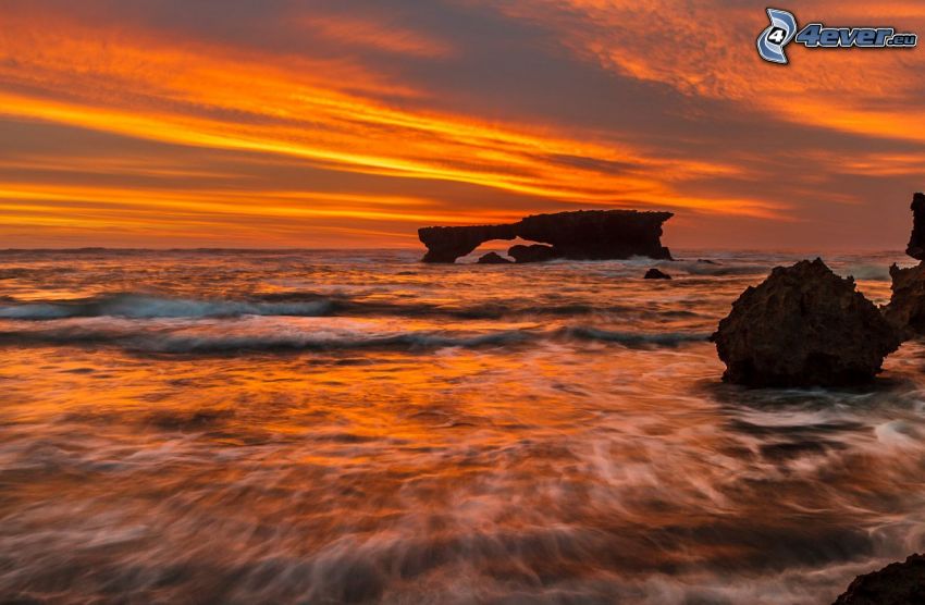 puerta rocosa en el mar, rocas en el mar, puesta de sol naranja sobre el mar