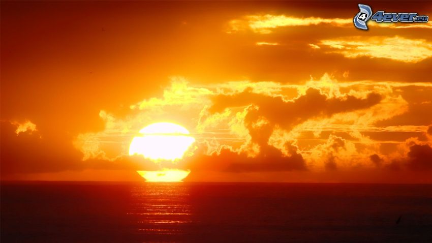 puesta de sol anaranjada, puesta de sol sobre el océano, nubes, cielo anaranjado