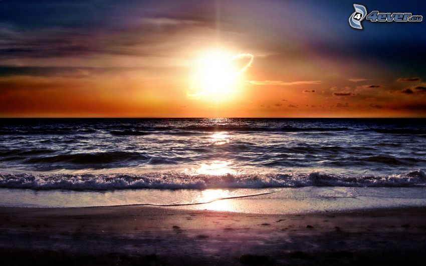 puesta de sol en el mar, olas en la costa