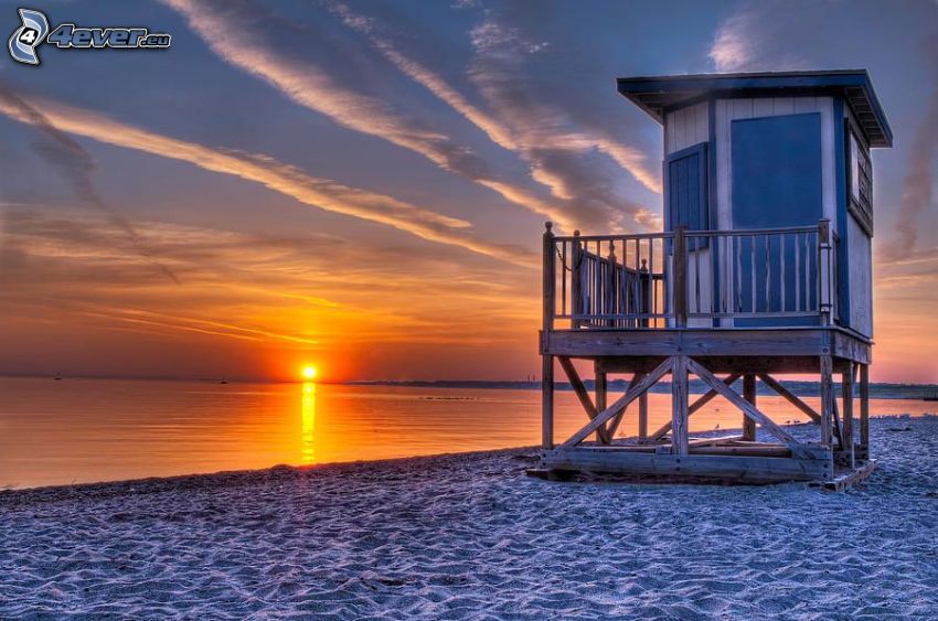 puesta de sol en el mar, playa de arena, casa